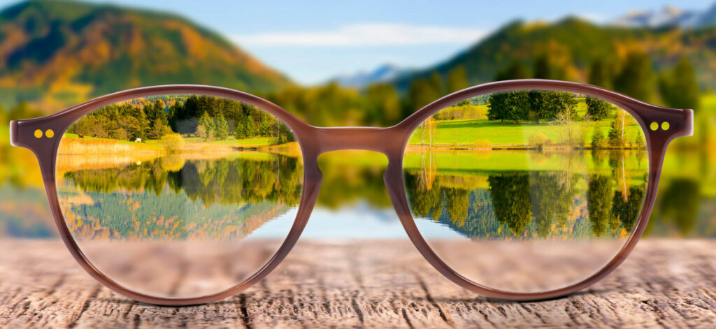 Contrast of vision with and without glasses, blurry vision warning signs