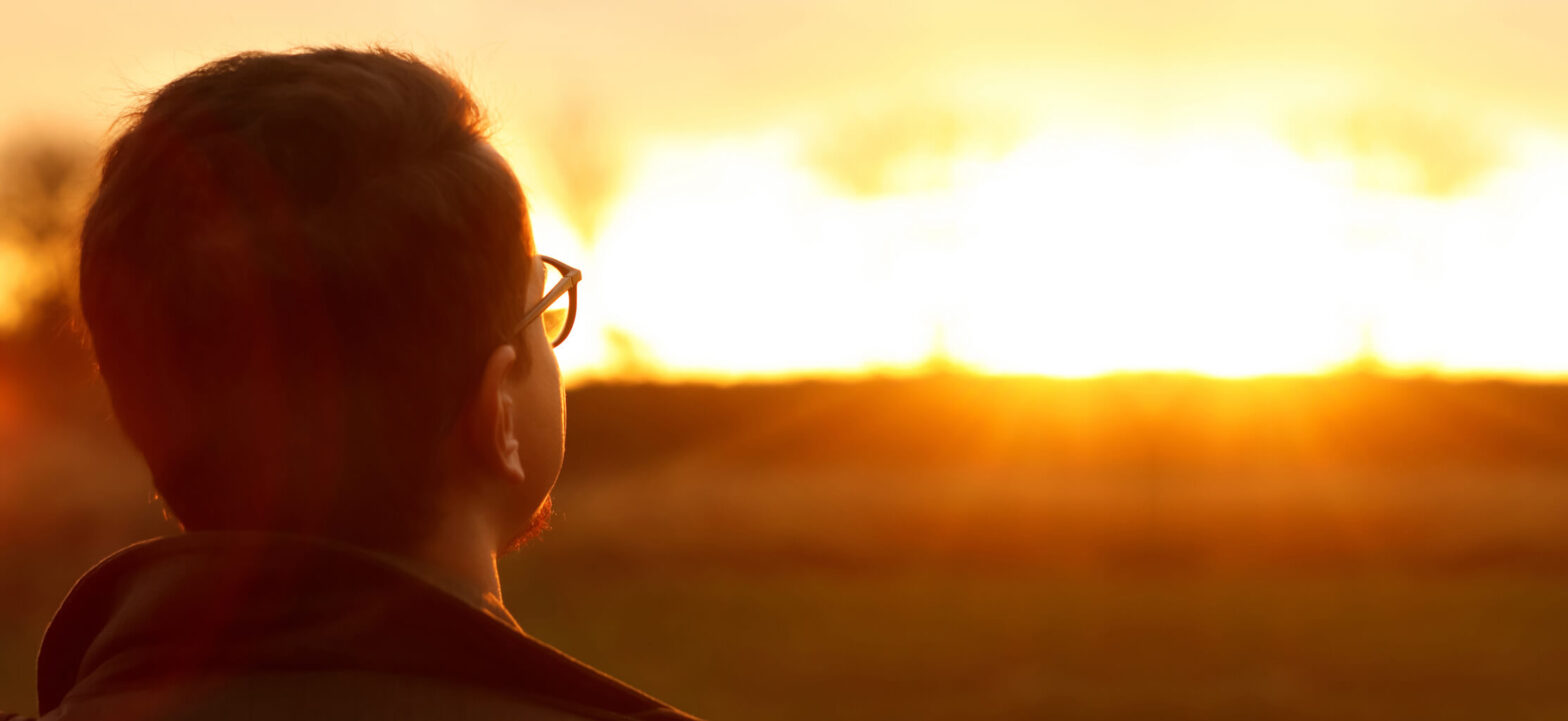 Man looking into the morning sun, how sunlight can improve metabolic health